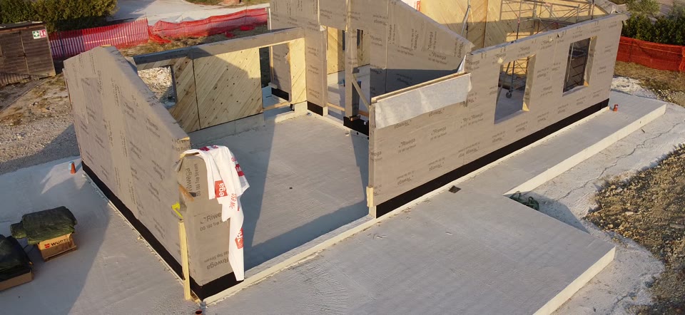 Cantiere Tecla nelle Marche: pareti in legno montate sulla platea, vista dal drone