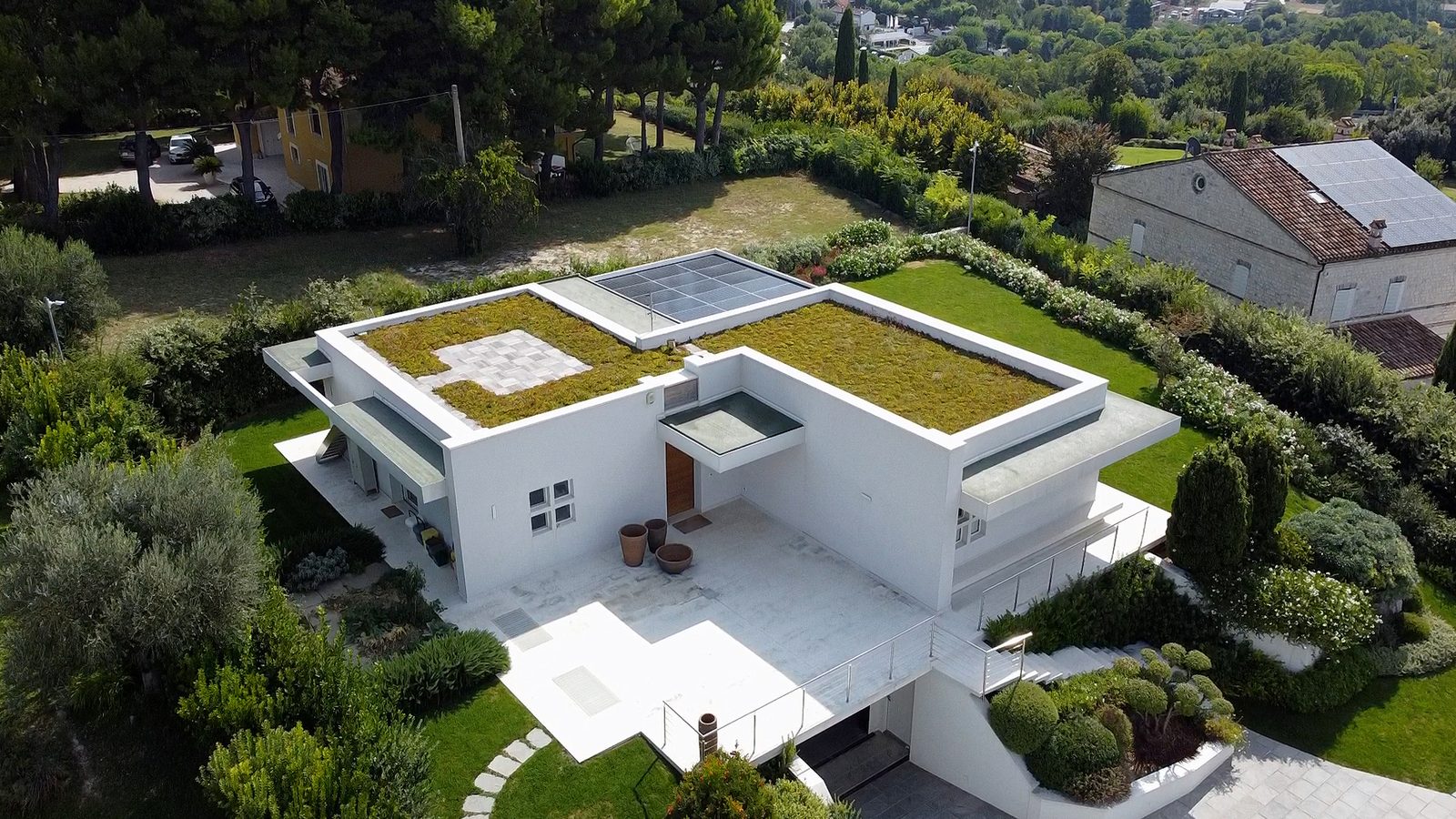 Casa in legno a Sirolo vista dal drone, con il tetto piano coperto di piante